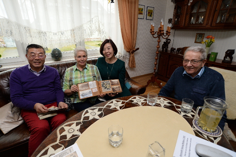 01_Xiukai, Giselaa, Min und Manfred am 30.Januar in Jänickendorf