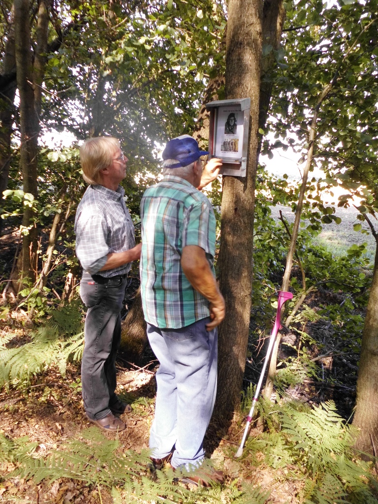Manfred beim Einsetzen des Fotos Manfred beim Einsetzen des Fotos