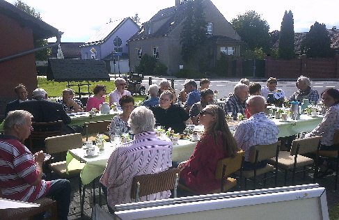 die 32 Gste an der Kaffeetafel
